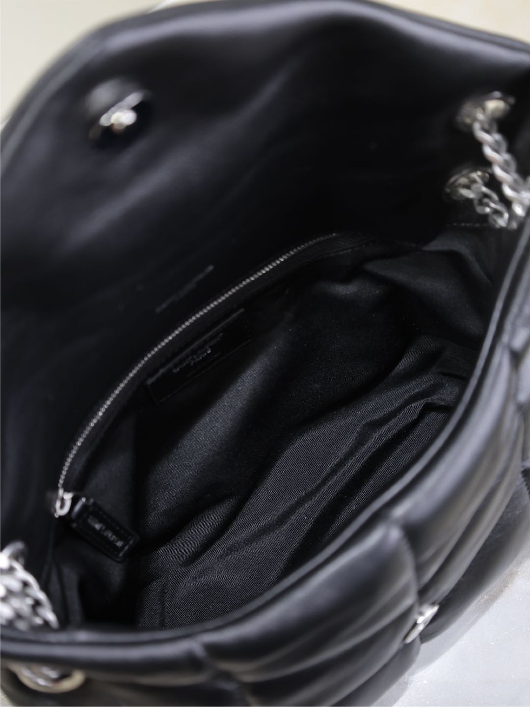 YSL 25S LOULOU PUFFER MM 29 IN BLACK CALFSKIN SILVER HARDWRE