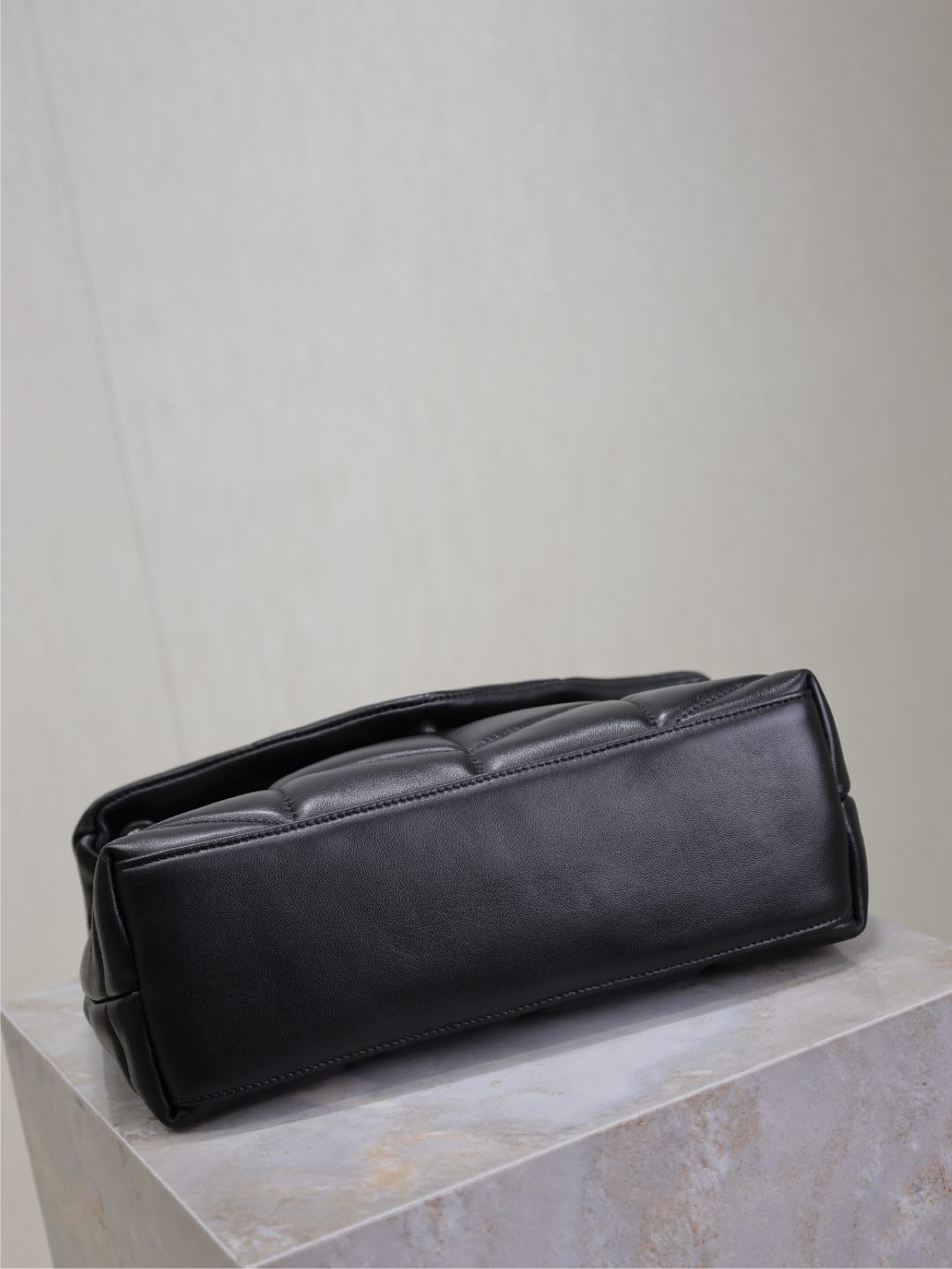 YSL 25S LOULOU PUFFER MM 29 IN BLACK CALFSKIN SILVER HARDWARE