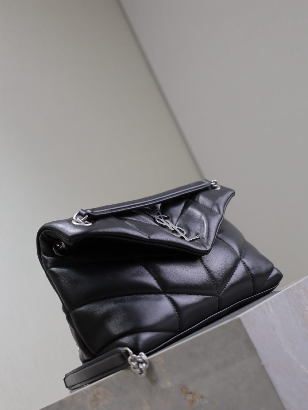 YSL 25S LOULOU PUFFER MM 29 IN BLACK CALFSKIN SILVER HARDWARE