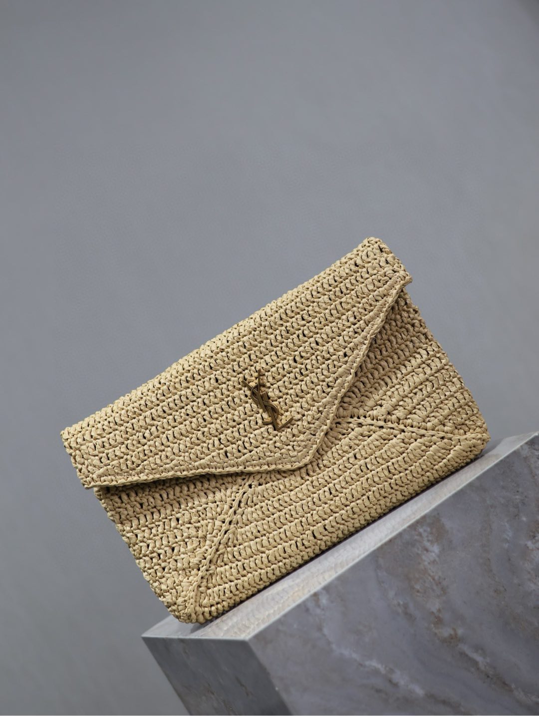 YSL 25S CASSANDRE LARGE ENVELOPE POUCH 29 IN NATURAL RAFFIA GOLD HARDWARE
