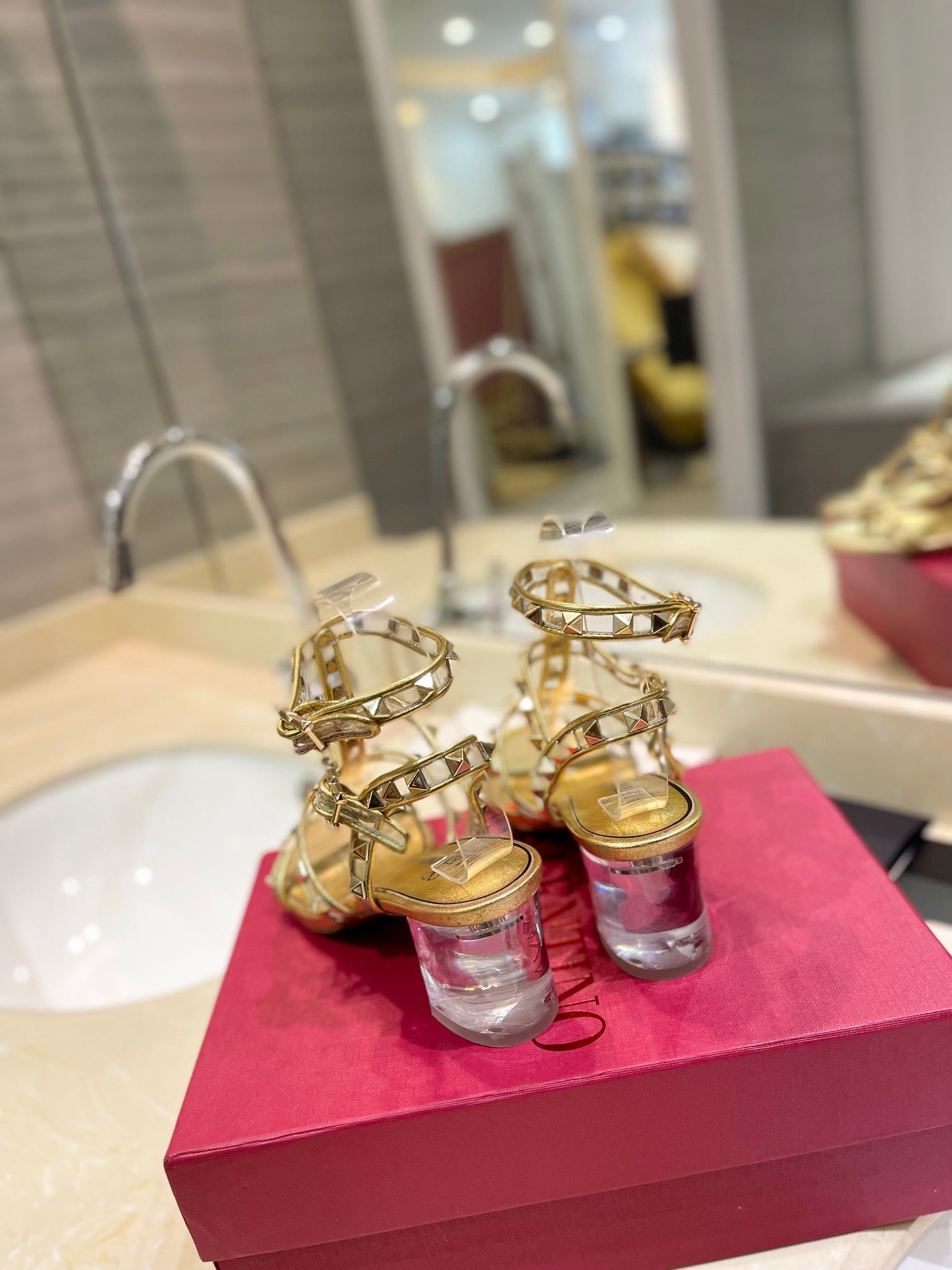 ROCKSTUD SANDAL WITH STRAP IN GOLD CALFSKIN 60 MM