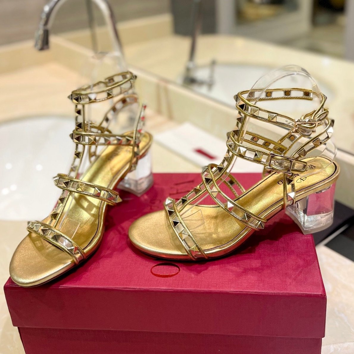 ROCKSTUD SANDAL WITH STRAP IN GOLD CALFSKIN 60 MM