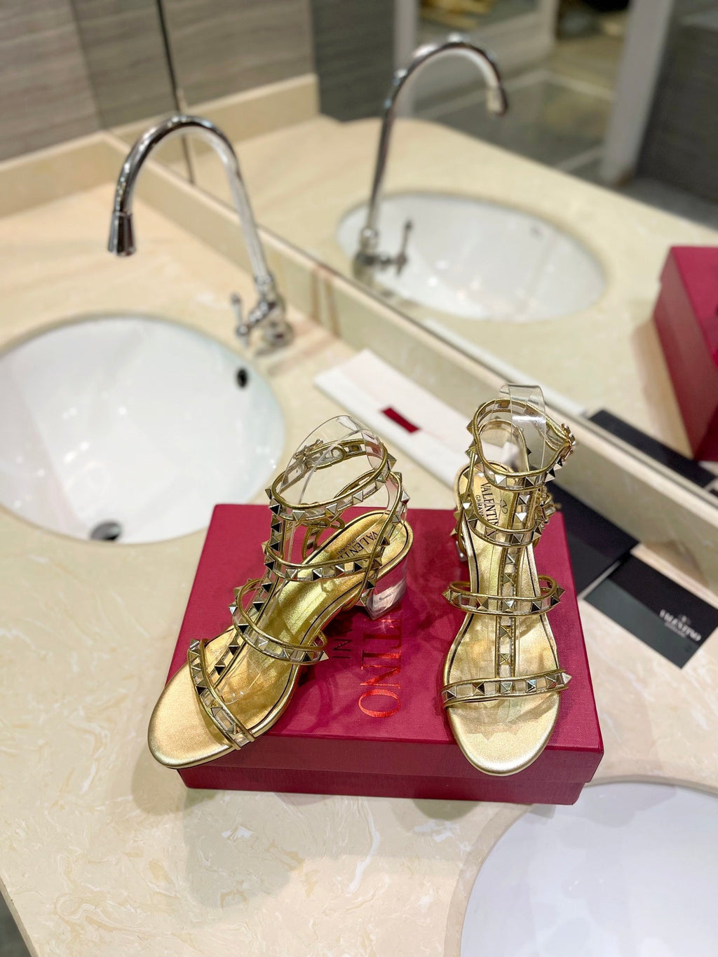 ROCKSTUD SANDAL WITH STRAP IN GOLD CALFSKIN 60 MM