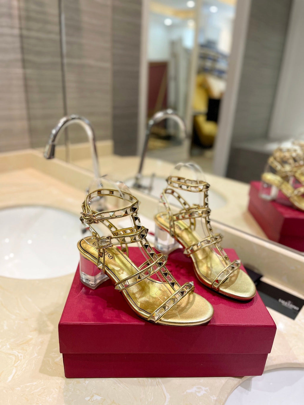 ROCKSTUD SANDAL WITH STRAP IN GOLD CALFSKIN 60 MM