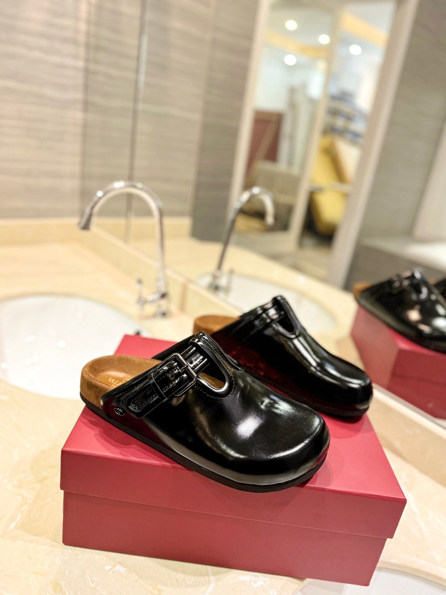 FUSSFRIEND BLACK PATENT CALFSKIN LEATHER SABOT