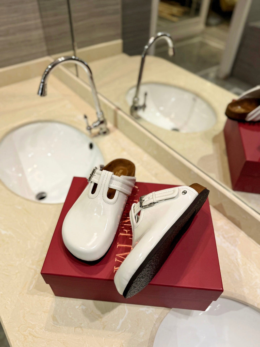 FUSSFRIEND WHITE PATENT CALFSKIN LEATHER SABOT