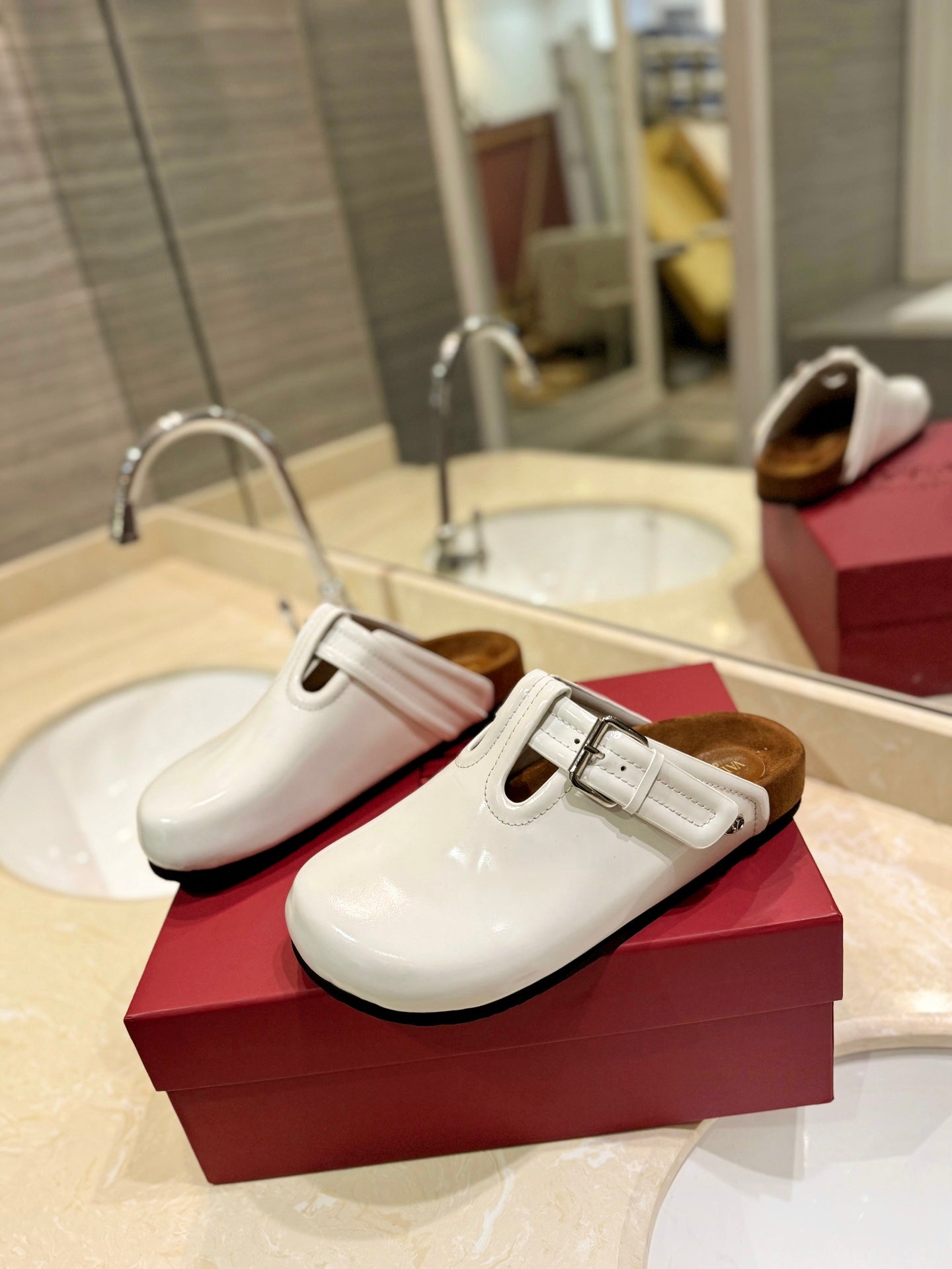 FUSSFRIEND WHITE PATENT CALFSKIN LEATHER SABOT