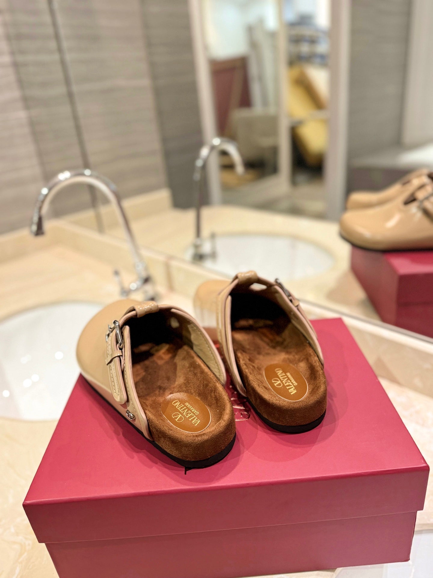 FUSSFRIEND CAMEL BROWN PATENT CALFSKIN LEATHER SABOT