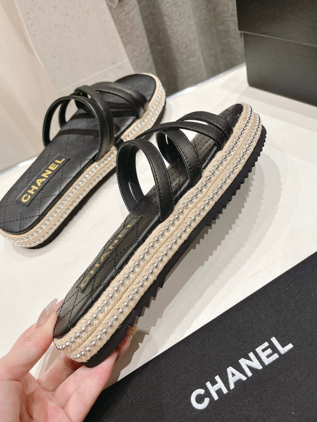 SLIPPERS CROSS STRAPS IN BLACK LAMBSKIN