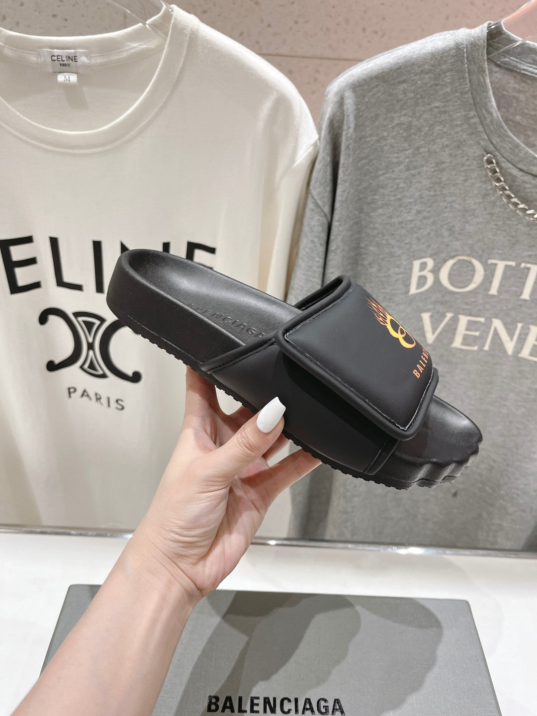 SLIDE SANDALS IN BLACK NYLON AND RUBBER YELLOW PRINT