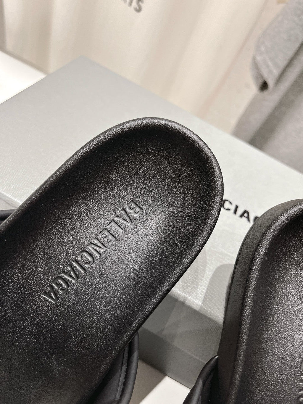 SLIDE SANDALS IN BLACK NYLON AND RUBBER YELLOW PRINT