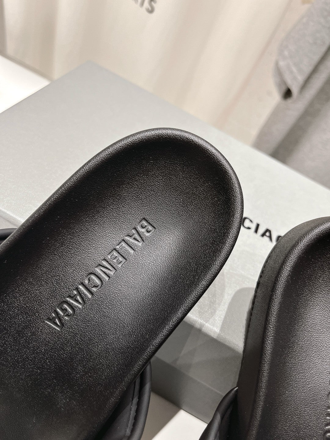 SLIDE SANDALS IN BLACK NYLON AND RUBBER YELLOW PRINT