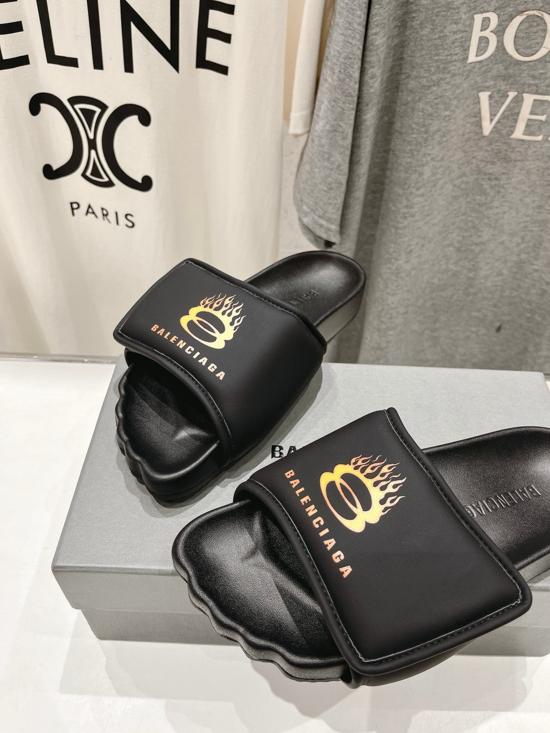 SLIDE SANDALS IN BLACK NYLON AND RUBBER YELLOW PRINT