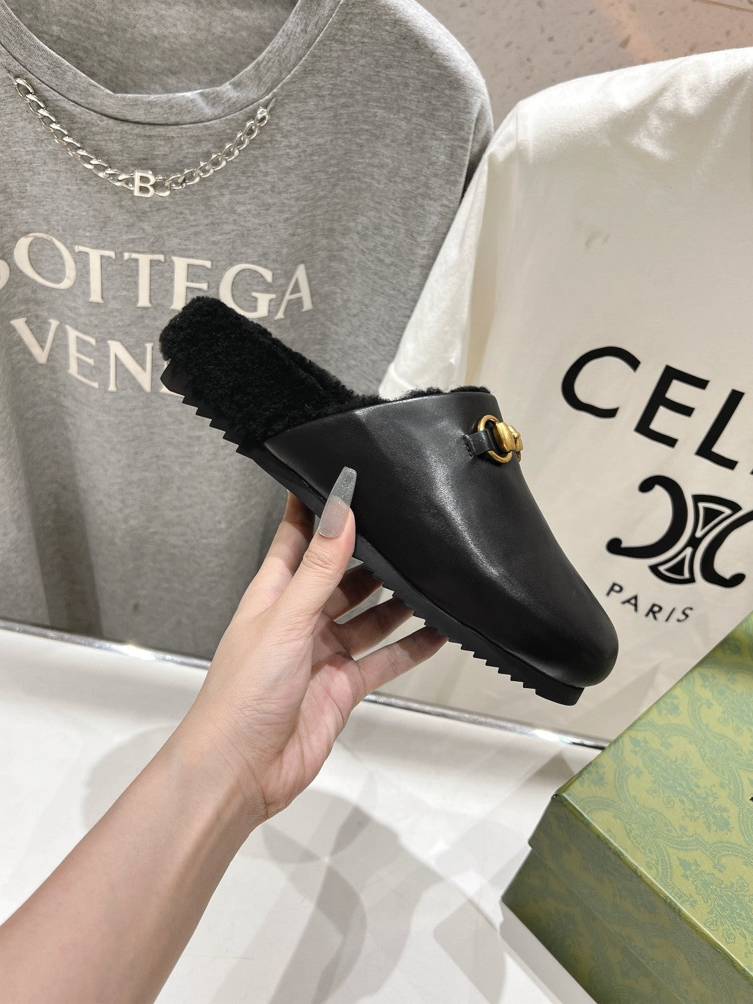 HORSEBIT MULE IN BLACK CALFSKIN AND FLEECE LINING