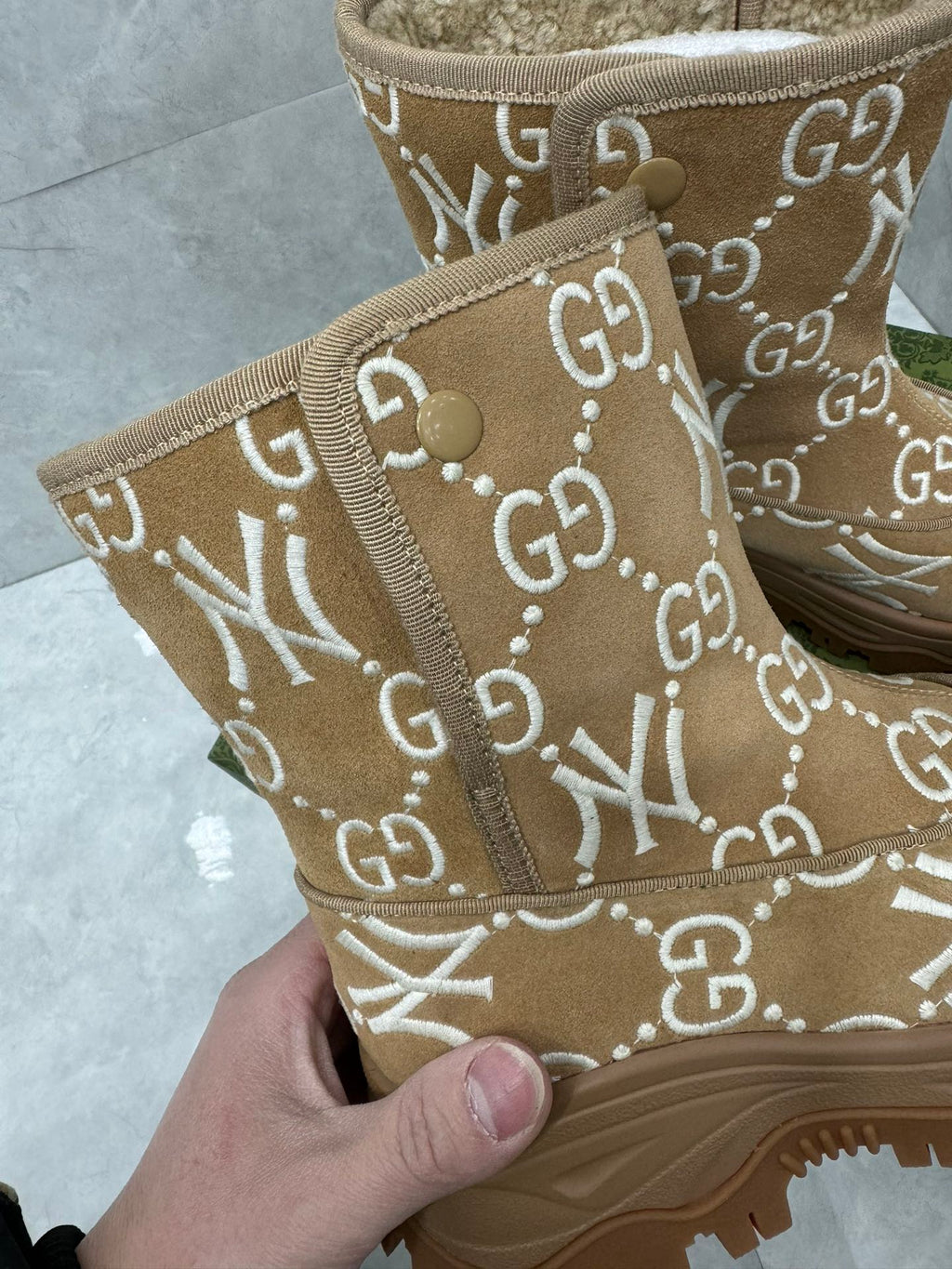 GG&NY SNOW BOOTS IN WOOD BROWN SUEDE AND WOOL LINING