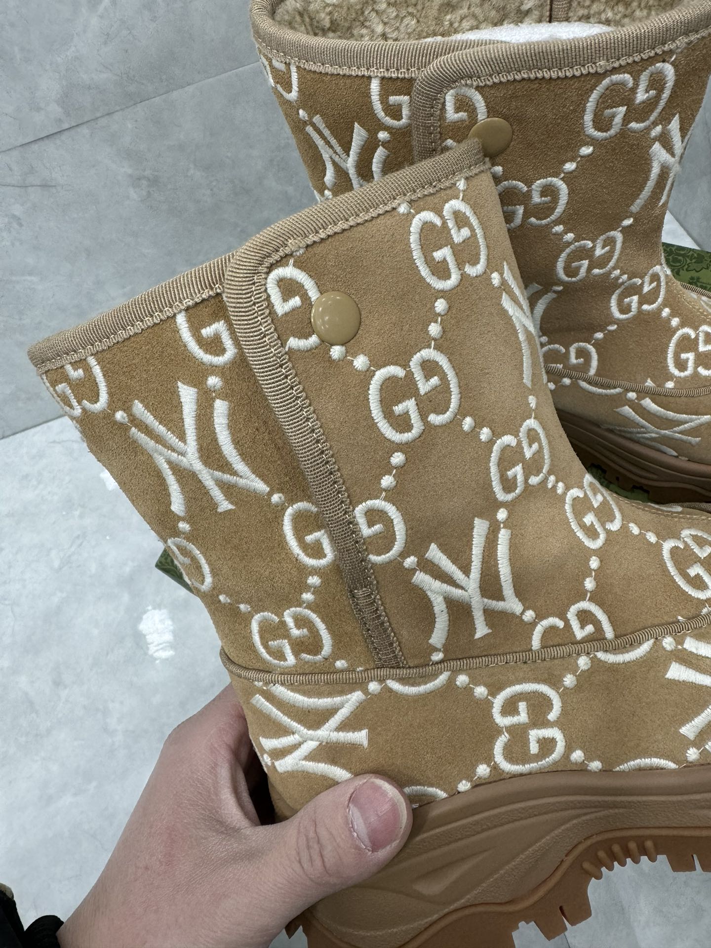 GG&NY SNOW BOOTS IN WOOD BROWN SUEDE AND WOOL LINING