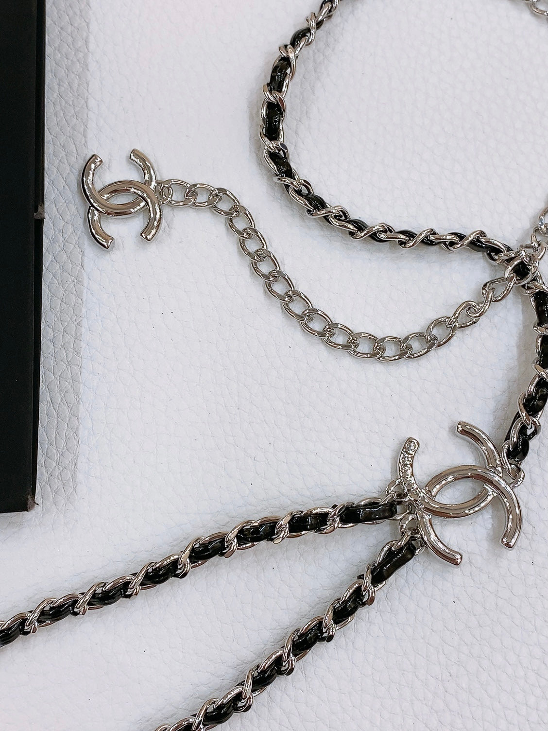 CHAIN BELT IN SILVER METAL INTERWOVEN WITH CALFSKIN STRAPS