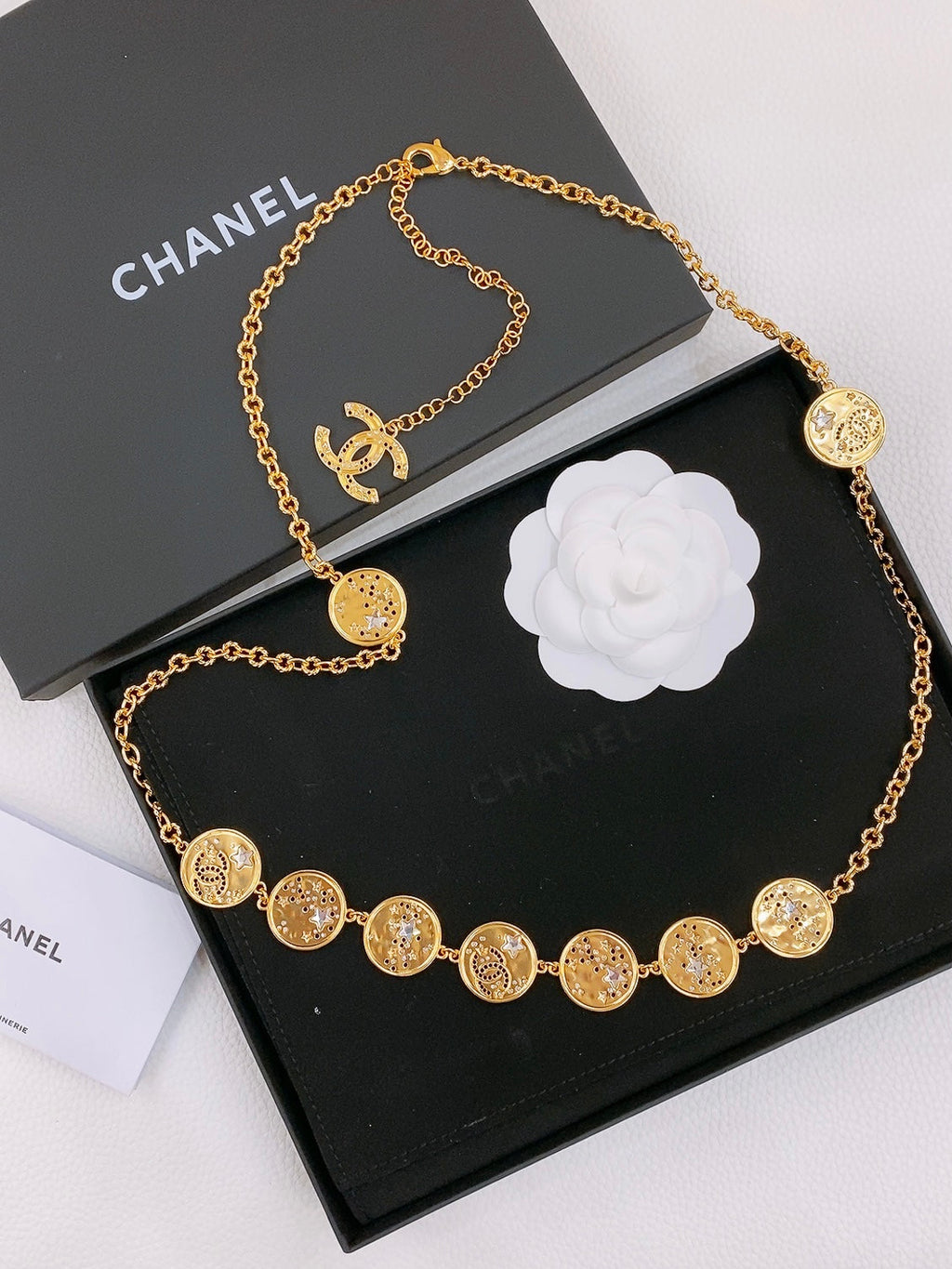 TWISTED CHAIN BELT WITH RHINESTONES AND LOGO PLATE IN GOLD TONE