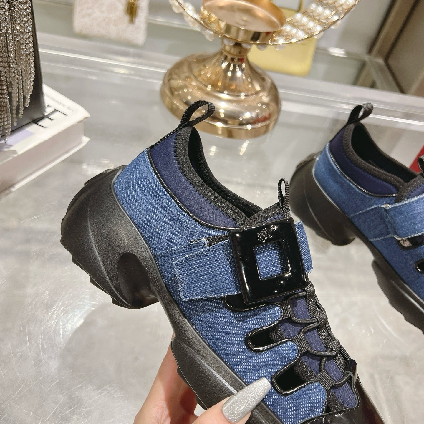 VIV' ON THE RUN TREKKY SNEAKERS IN BLACK CALFSKIN AND BLUE DENIM