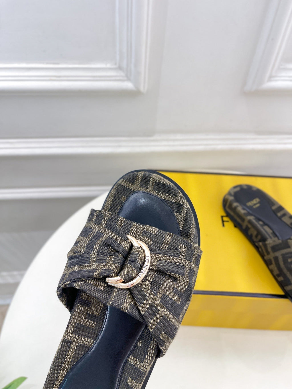 FENDI FLAT SLIPPER IN CEDAR BROWN MIX BLACK MONOGRAM JACQUARD FABRIC WITH GOLD HARDWARE