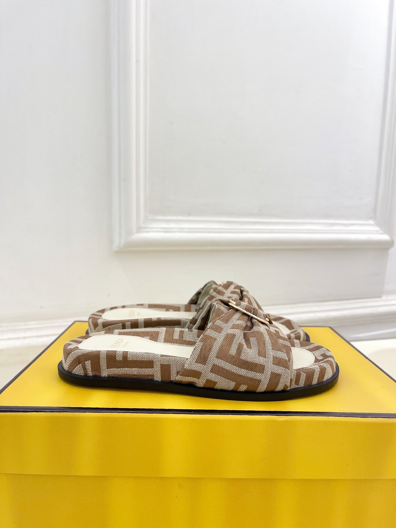 FENDI FLAT SLIPPER IN BROWN MONOGRAM JACQUARD FABRIC WITH GOLD HARDWARE