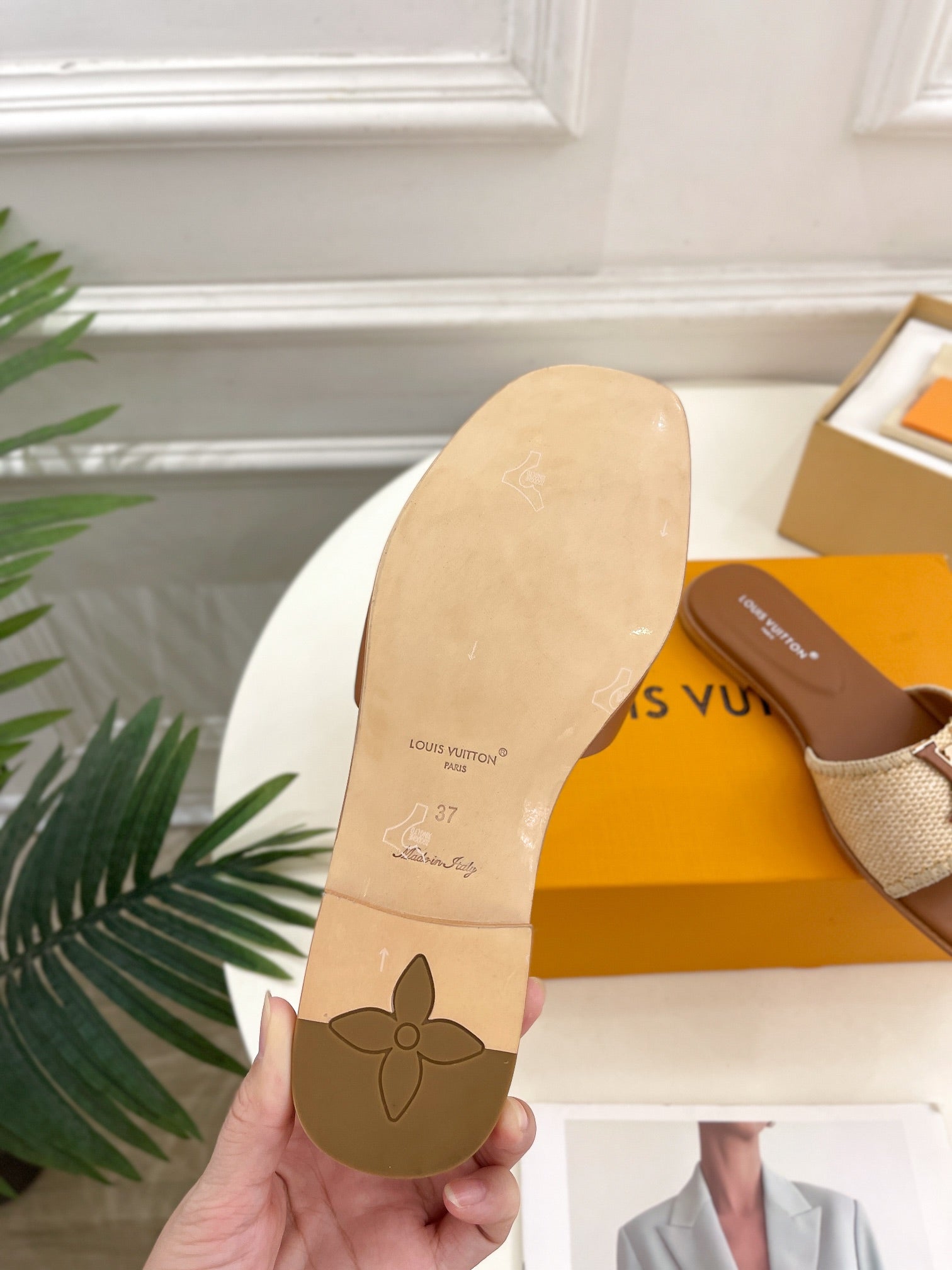 LV WOMEN CAPRI FLAT MULES IN CHOCOLATE BROWN LEATHER AND RAFFIA
