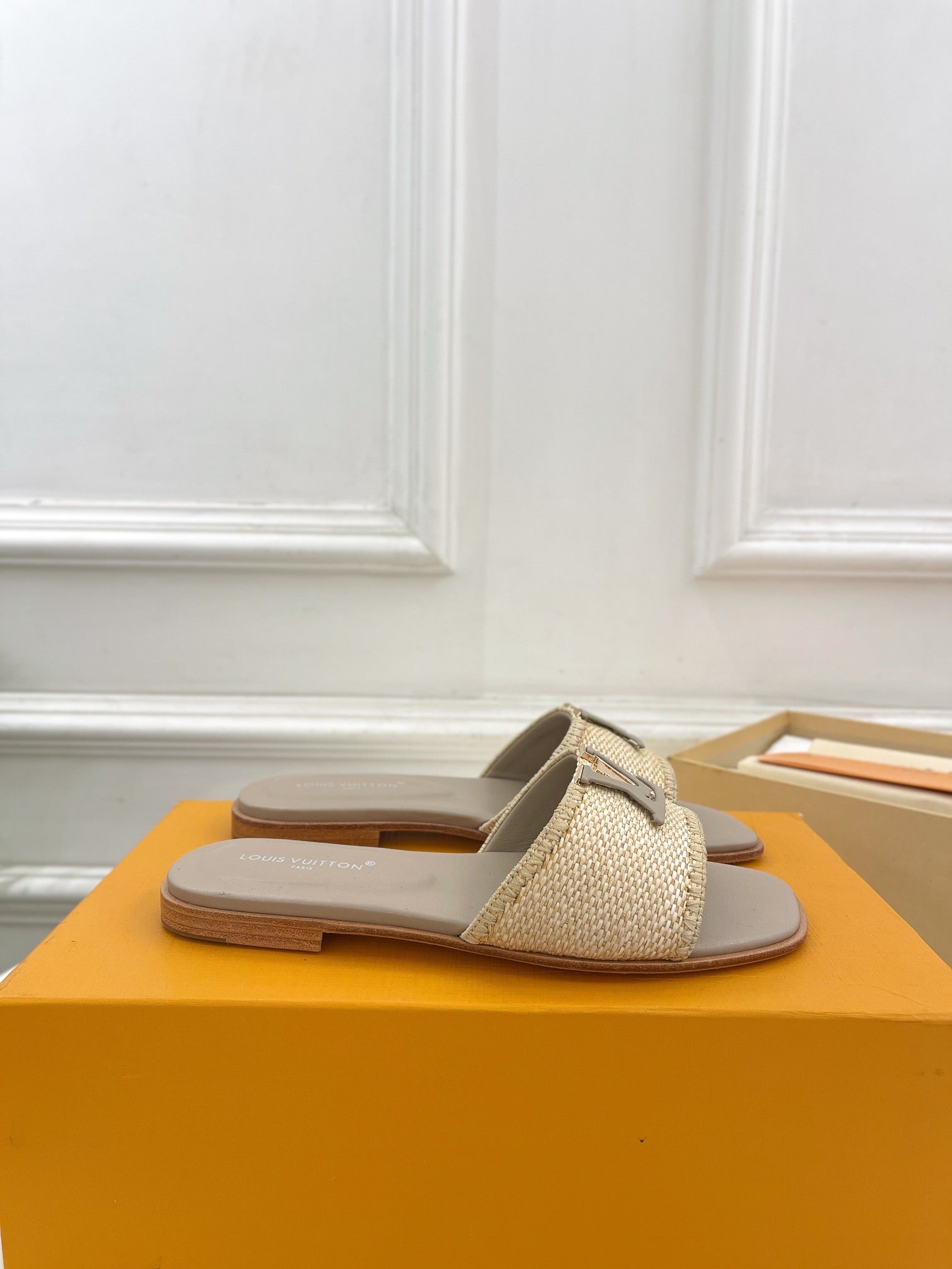 LV WOMEN CAPRI FLAT MULES IN TAN BROWN LEATHER AND RAFFIA