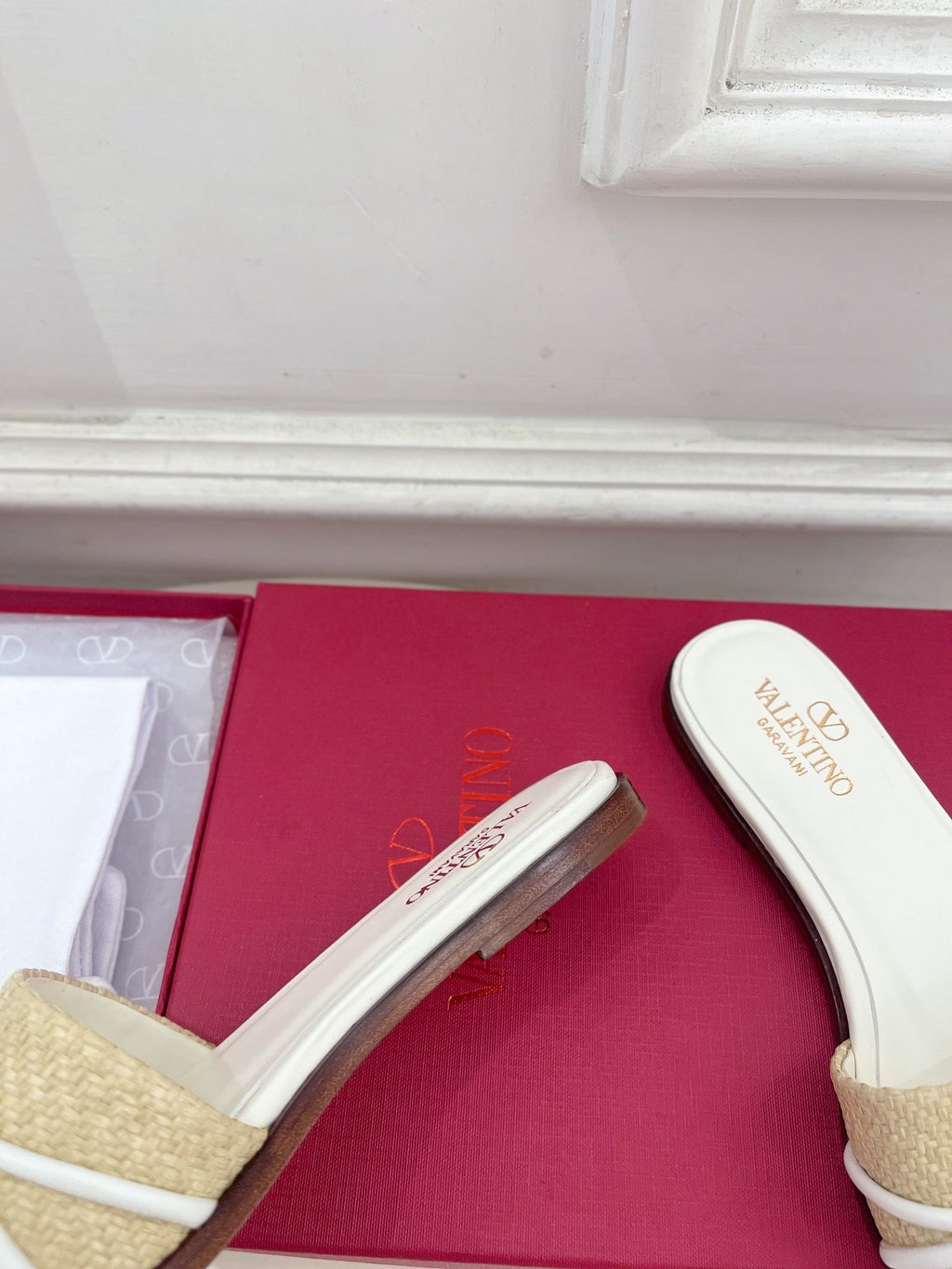 GARAVANI V LOGO SIGNATURE SLIDE IN BEIGE RAFFIA AND WHITE CALFSKIN