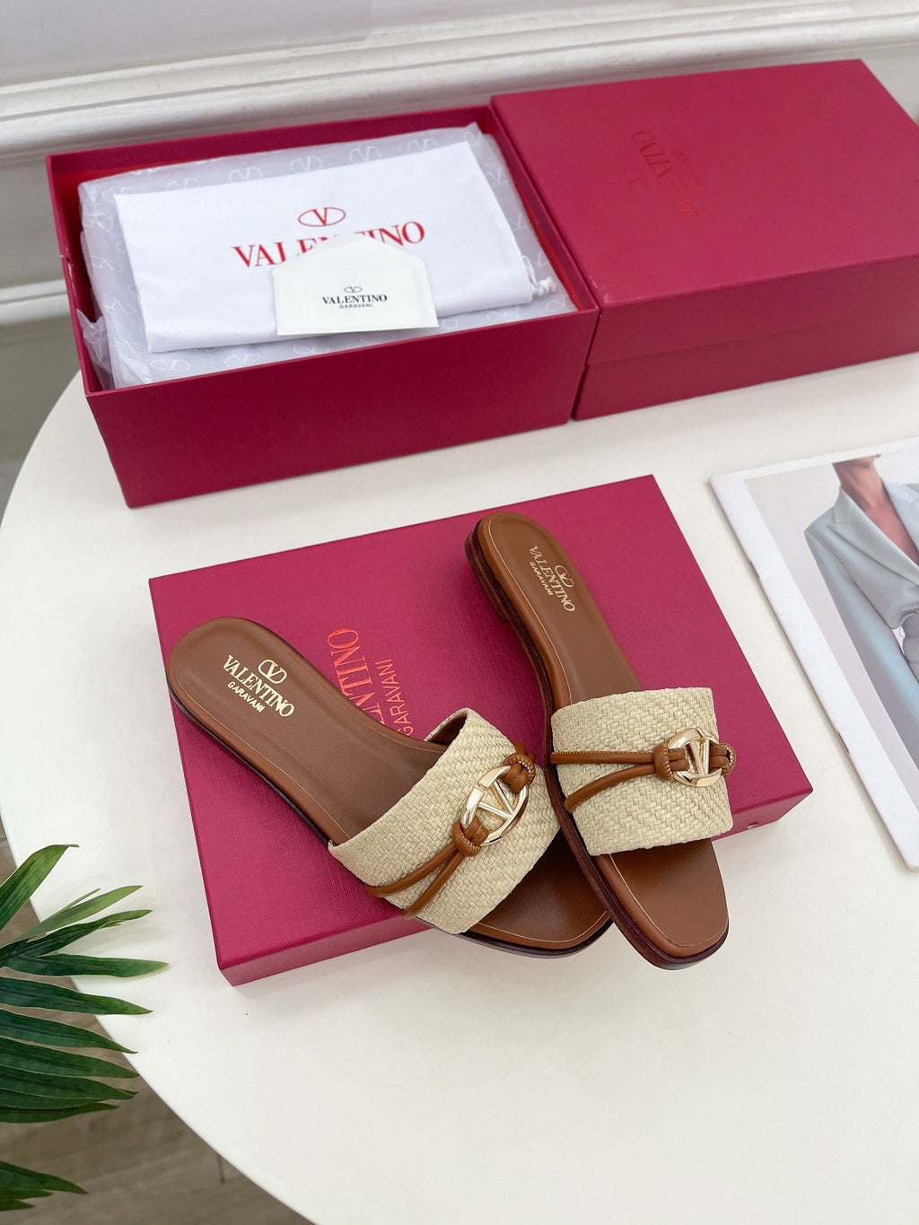 GARAVANI V LOGO SIGNATURE SLIDE IN BEIGE RAFFIA AND BROWN CALFSKIN