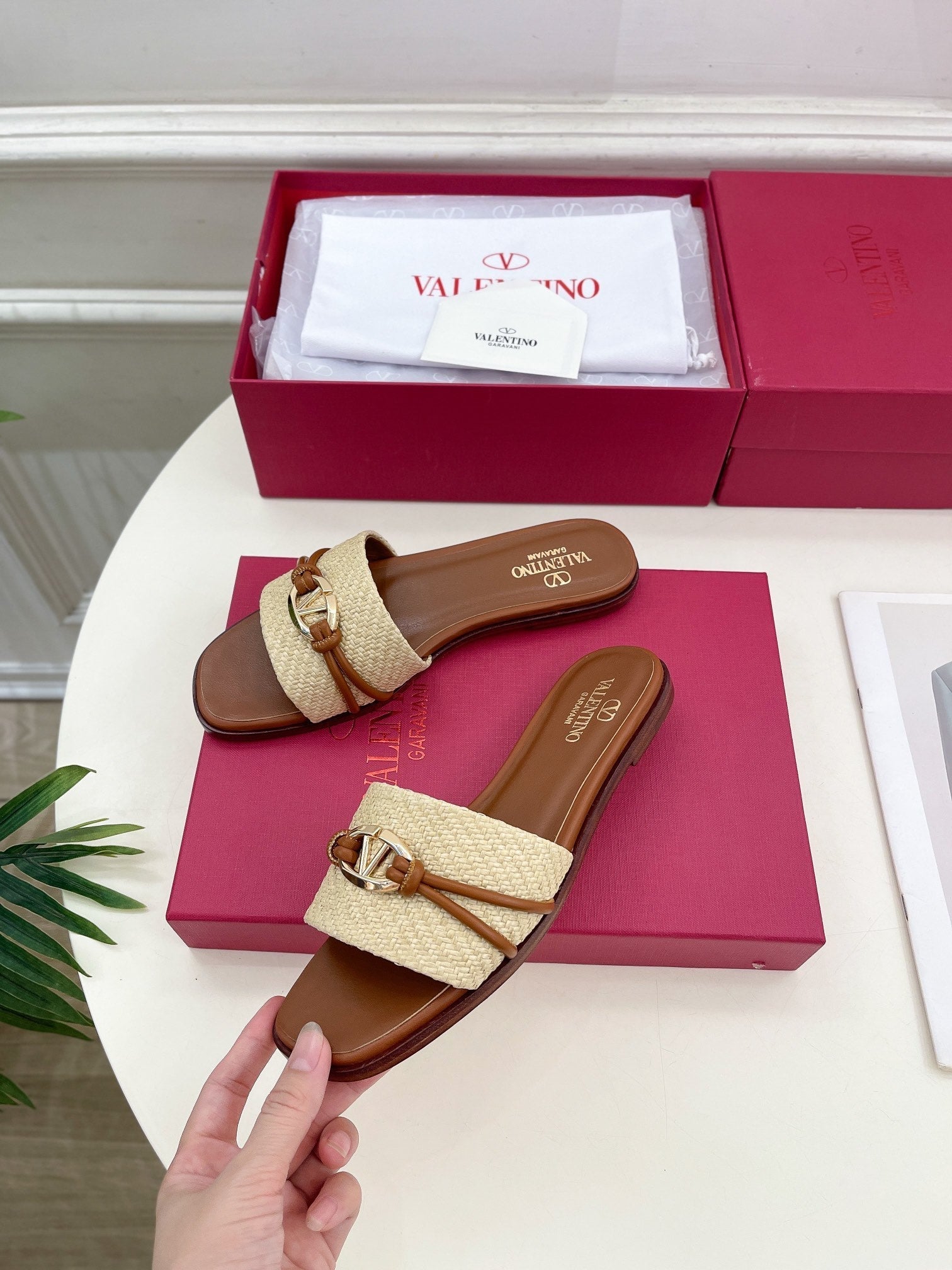 GARAVANI V LOGO SIGNATURE SLIDE IN BEIGE RAFFIA AND BROWN CALFSKIN