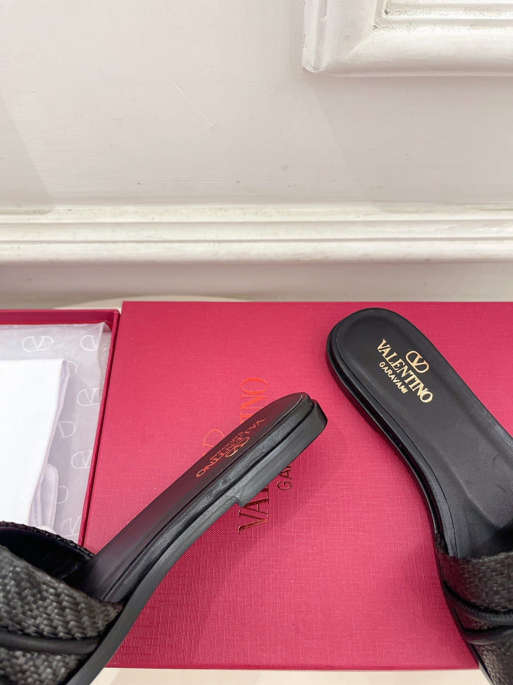 GARAVANI V LOGO SIGNATURE SLIDE IN BLACK RAFFIA AND CALFSKIN