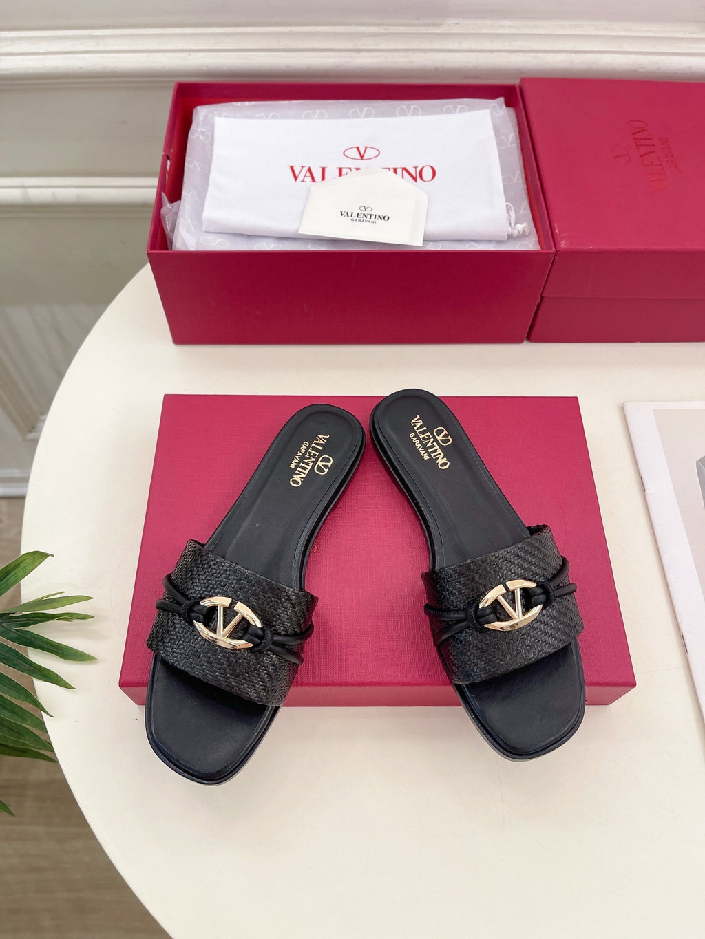 GARAVANI V LOGO SIGNATURE SLIDE IN BLACK RAFFIA AND CALFSKIN