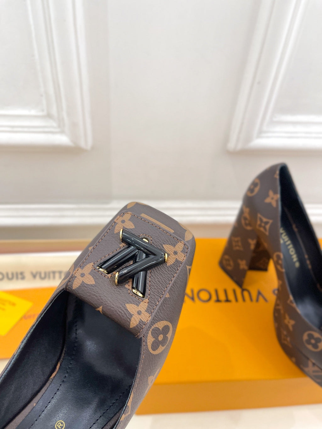 SHAKE MARY JANE HIGH HEEL 12 CM IN CHOCOLATE BROWN MONOGRAM CALFSKIN