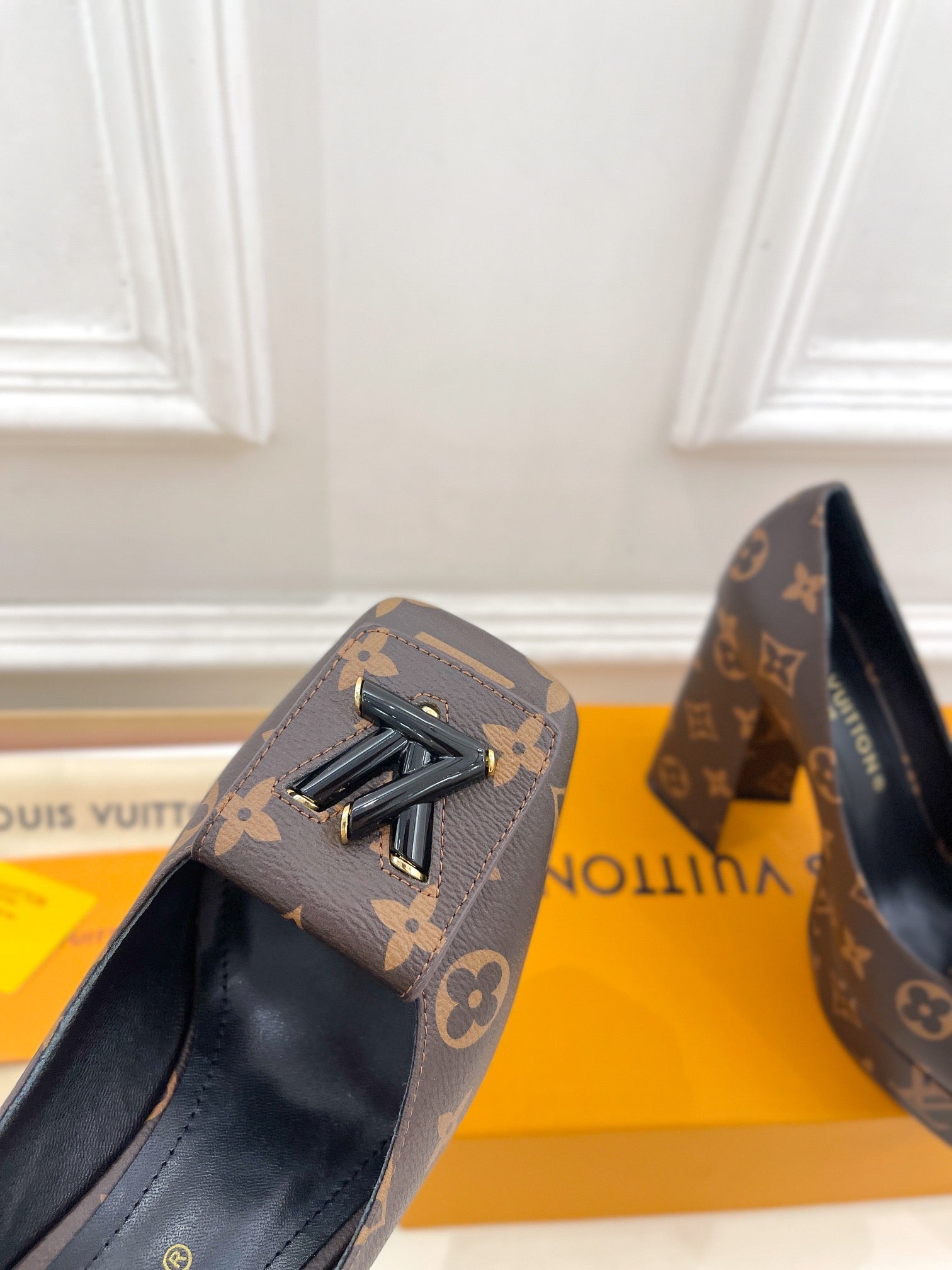 SHAKE MARY JANE HIGH HEEL 12 CM IN CHOCOLATE BROWN MONOGRAM CALFSKIN