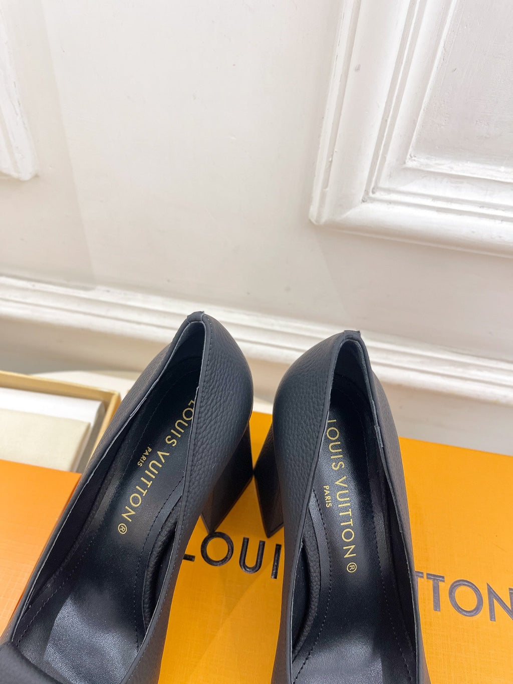 SHAKE PUMP BLOCK HEEL 9 CM SANDALS IN BLACK PEPPLE CALFSKIN