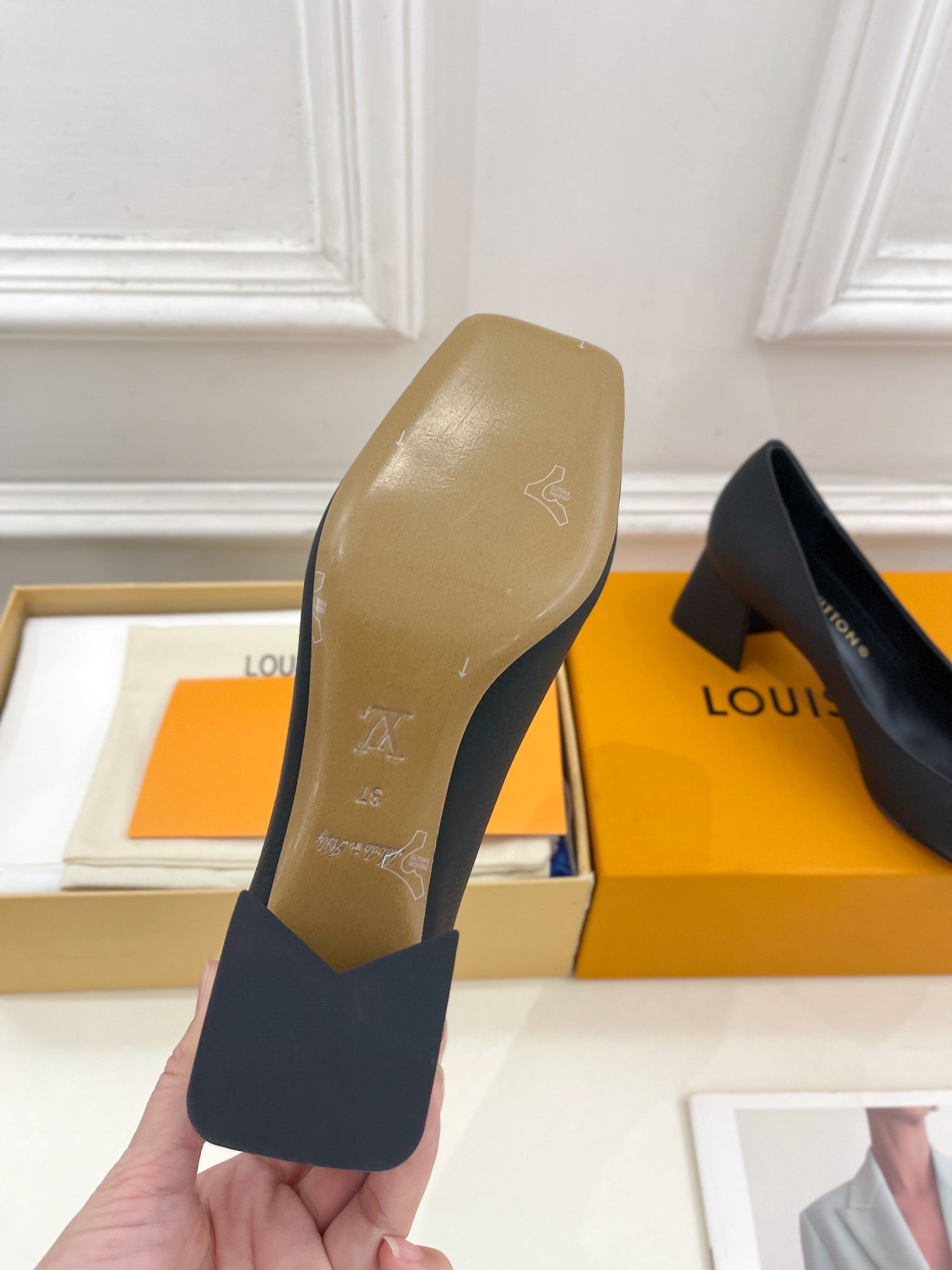 SHAKE PUMP BLOCK HEEL 5.5 CM SANDALS IN BLACK PEPPLE CALFSKIN