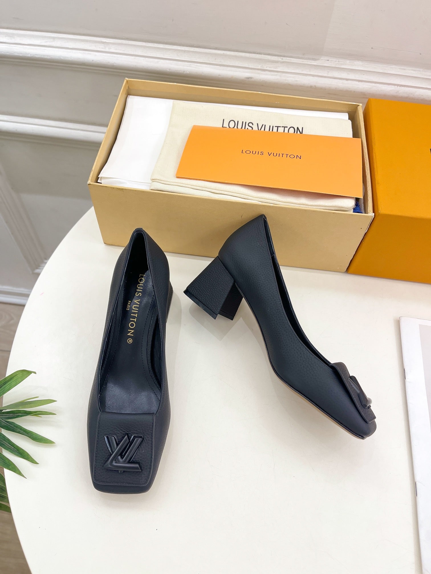 SHAKE PUMP BLOCK HEEL 5.5 CM SANDALS IN BLACK PEPPLE CALFSKIN