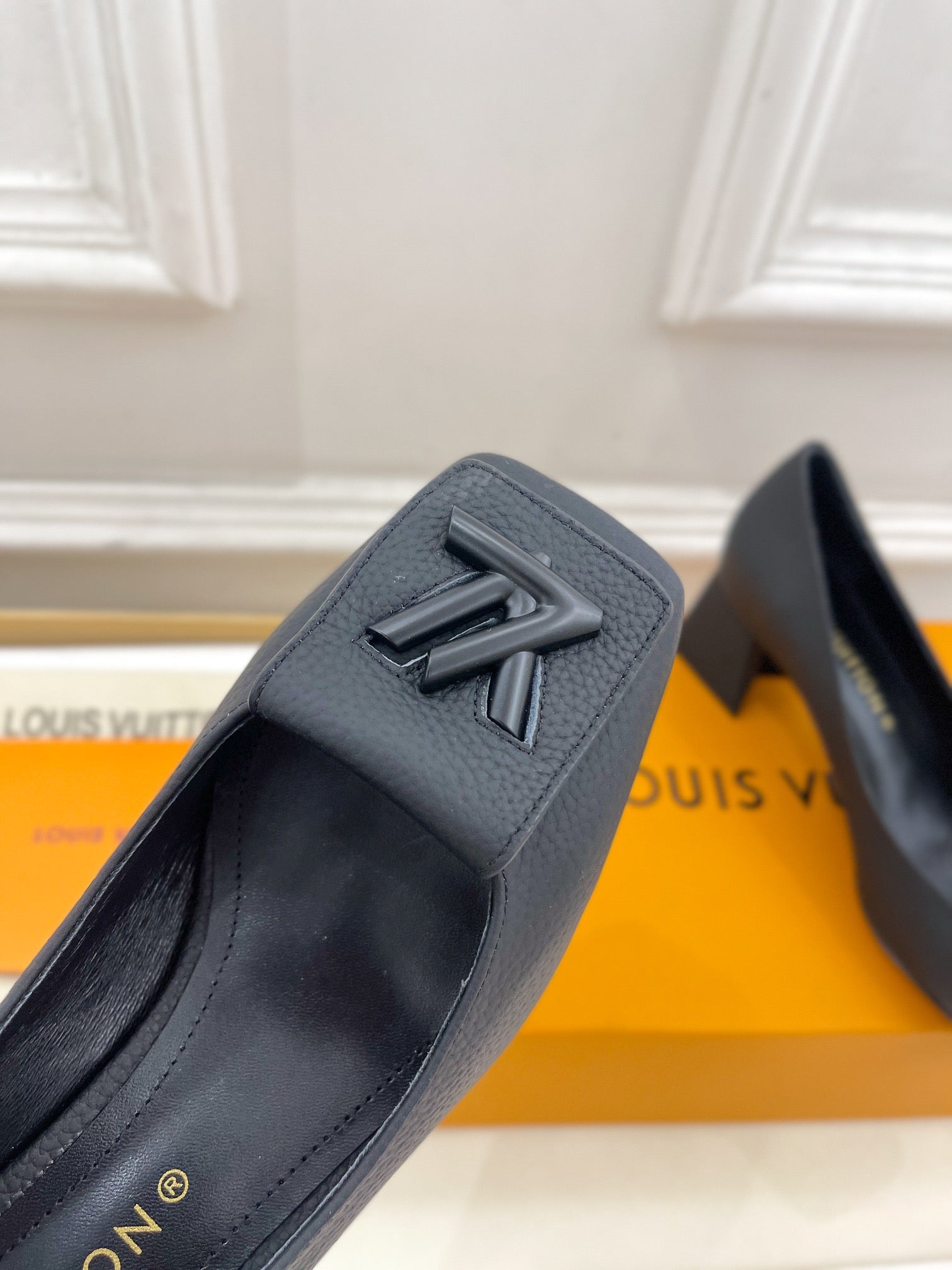 SHAKE PUMP BLOCK HEEL 5.5 CM SANDALS IN BLACK PEPPLE CALFSKIN