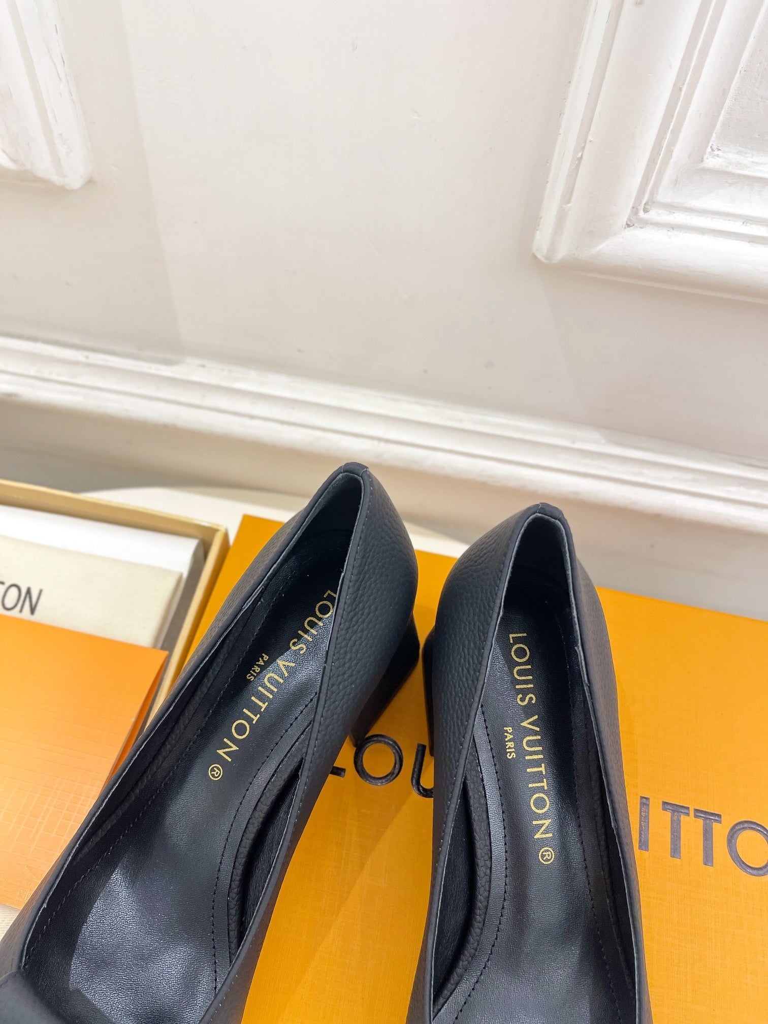 SHAKE PUMP BLOCK HEEL 5.5 CM SANDALS IN BLACK PEPPLE CALFSKIN