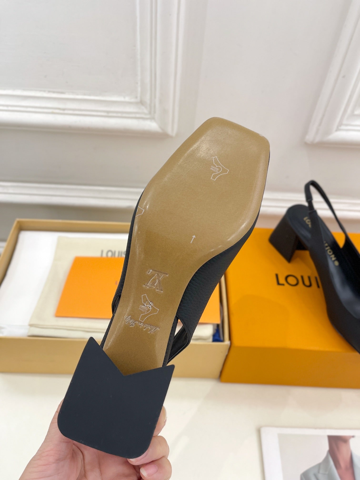 SHAKE SQUARE-TOE BLOCK HEEL 5.5 CM SANDALS IN BLACK PEPPLE CALFSKIN