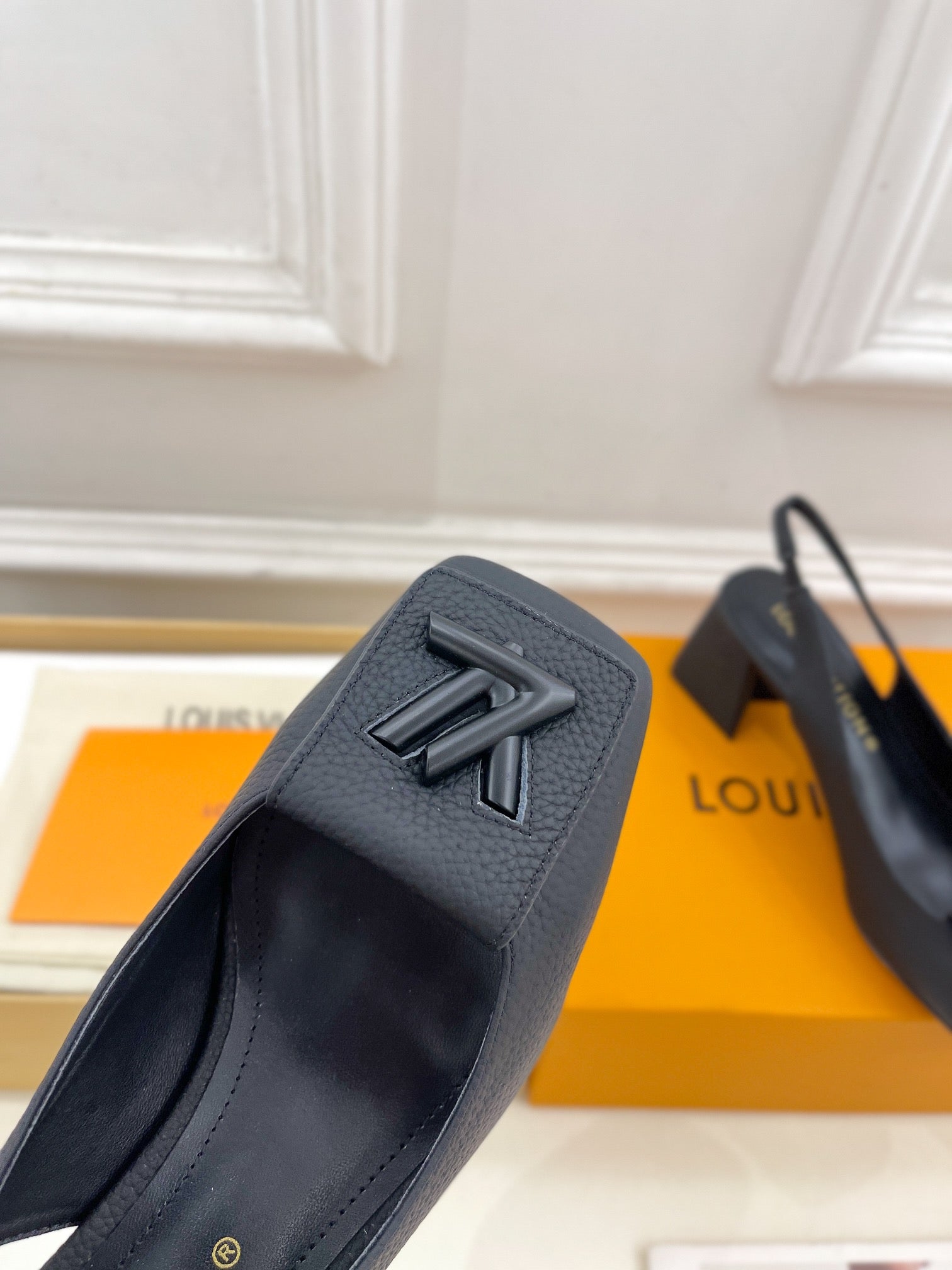 SHAKE SQUARE-TOE BLOCK HEEL 5.5 CM SANDALS IN BLACK PEPPLE CALFSKIN