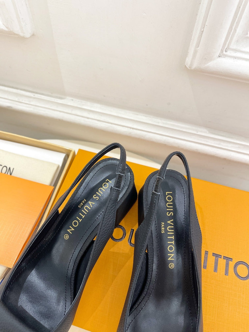 SHAKE SQUARE-TOE BLOCK HEEL 5.5 CM SANDALS IN BLACK PEPPLE CALFSKIN