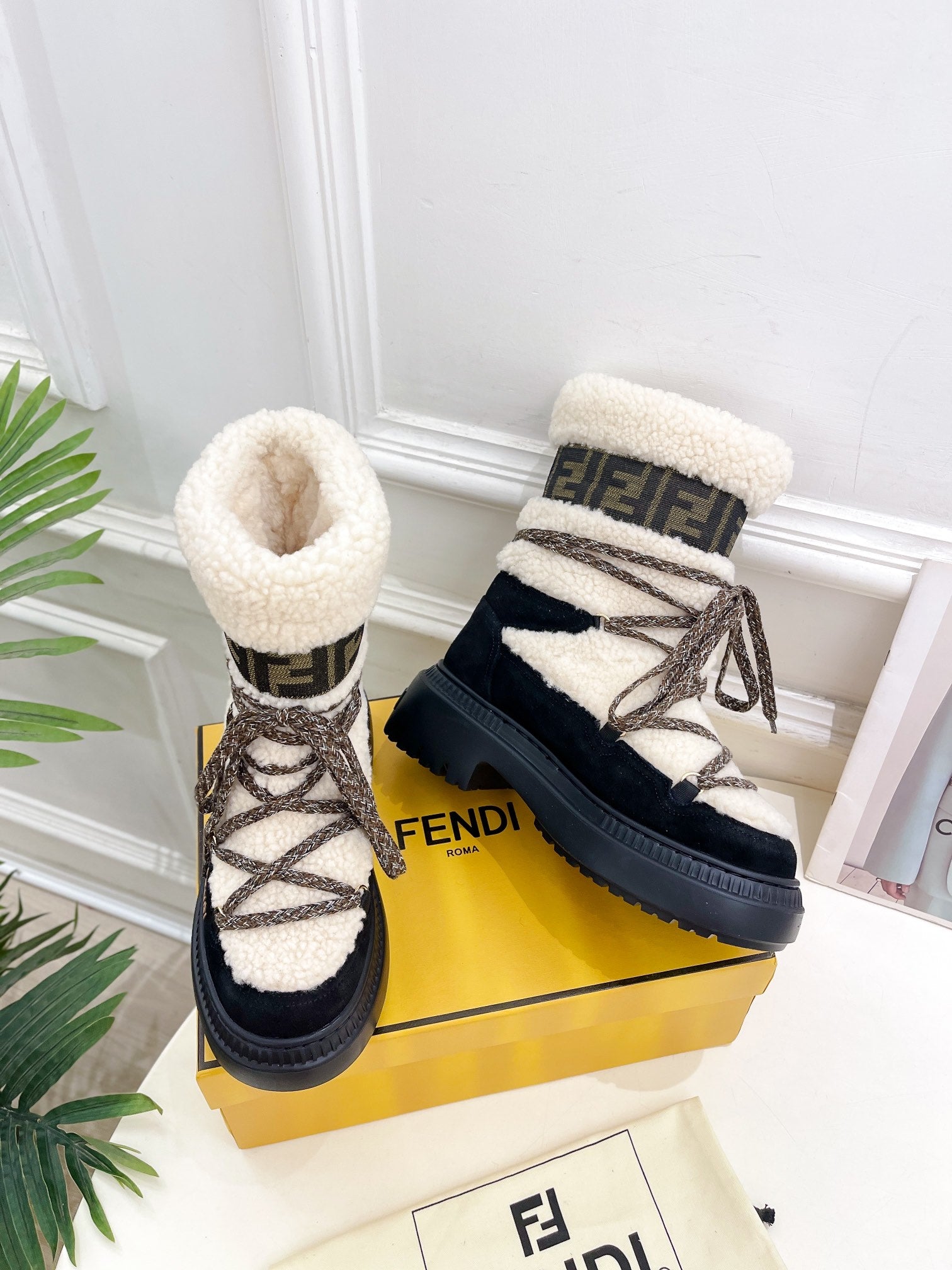 FENDI BOOTS 50MM IN BLACK AND BEIGE SHEARLING AND SUEDE