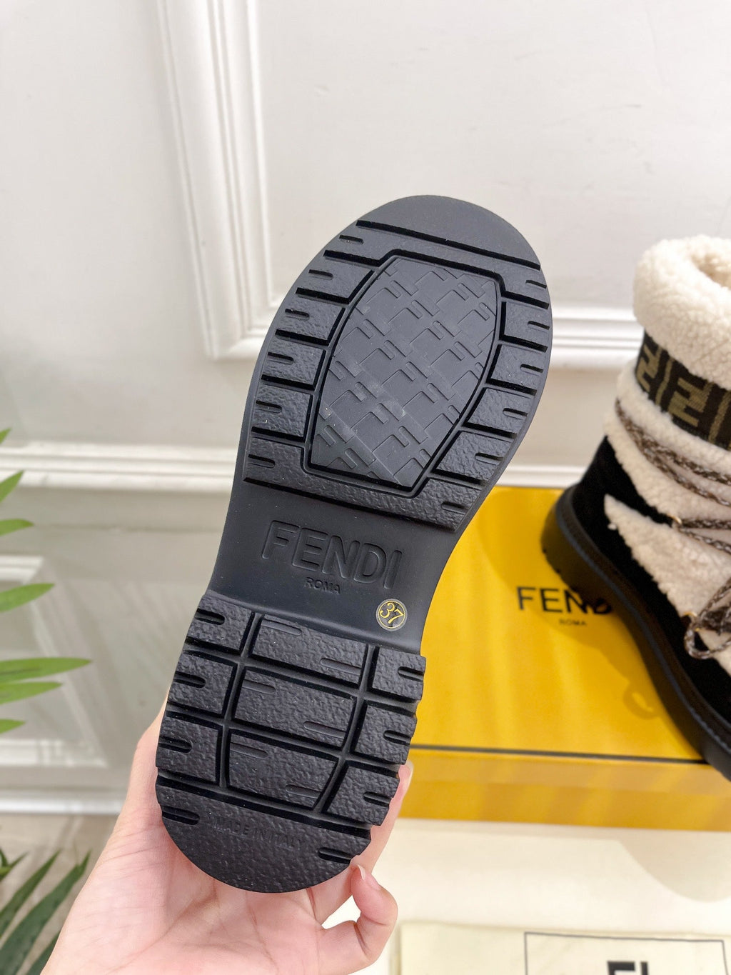 FENDI BOOTS 50MM IN BLACK AND BEIGE SHEARLING AND SUEDE