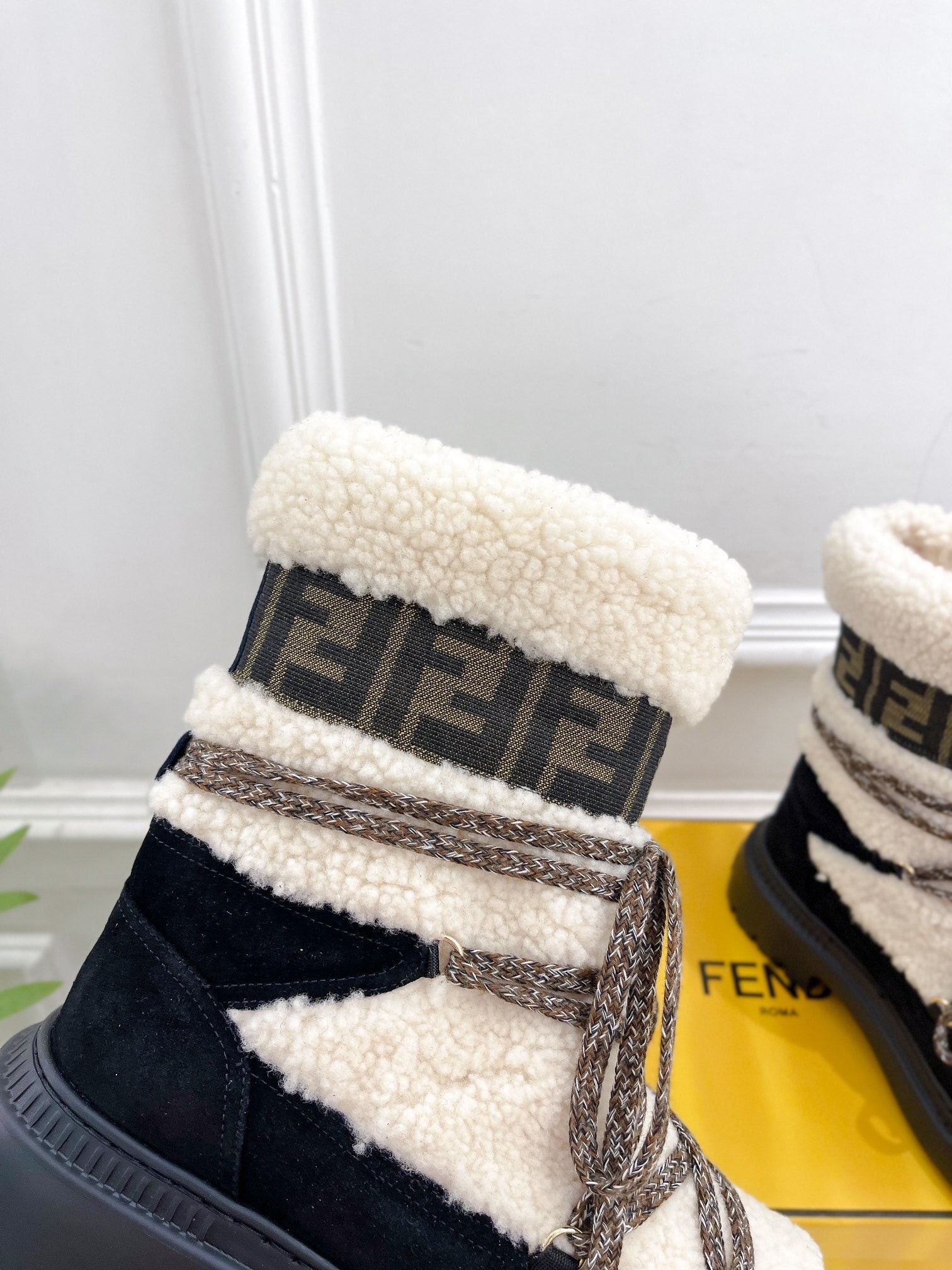 FENDI BOOTS 50MM IN BLACK AND BEIGE SHEARLING AND SUEDE