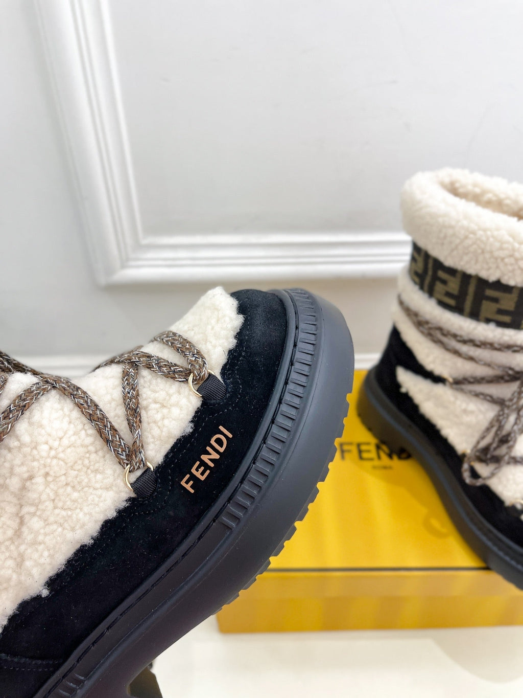 FENDI BOOTS 50MM IN BLACK AND BEIGE SHEARLING AND SUEDE