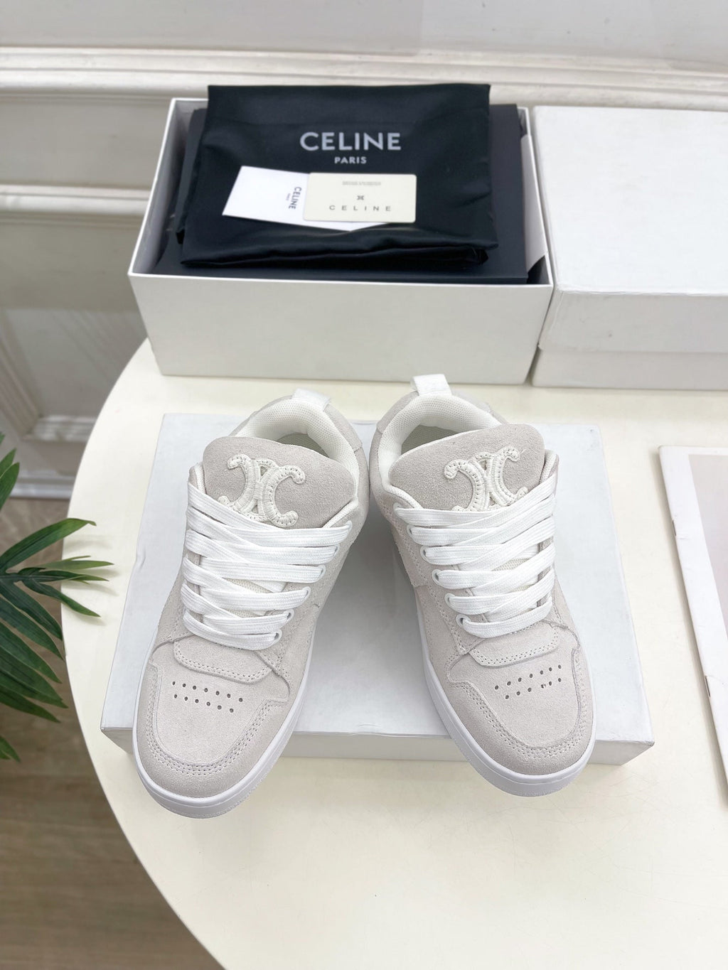 HUNTINGTON LOW LACE-UP SNEAKER IN PALE GRAY SUEDE AND MESH