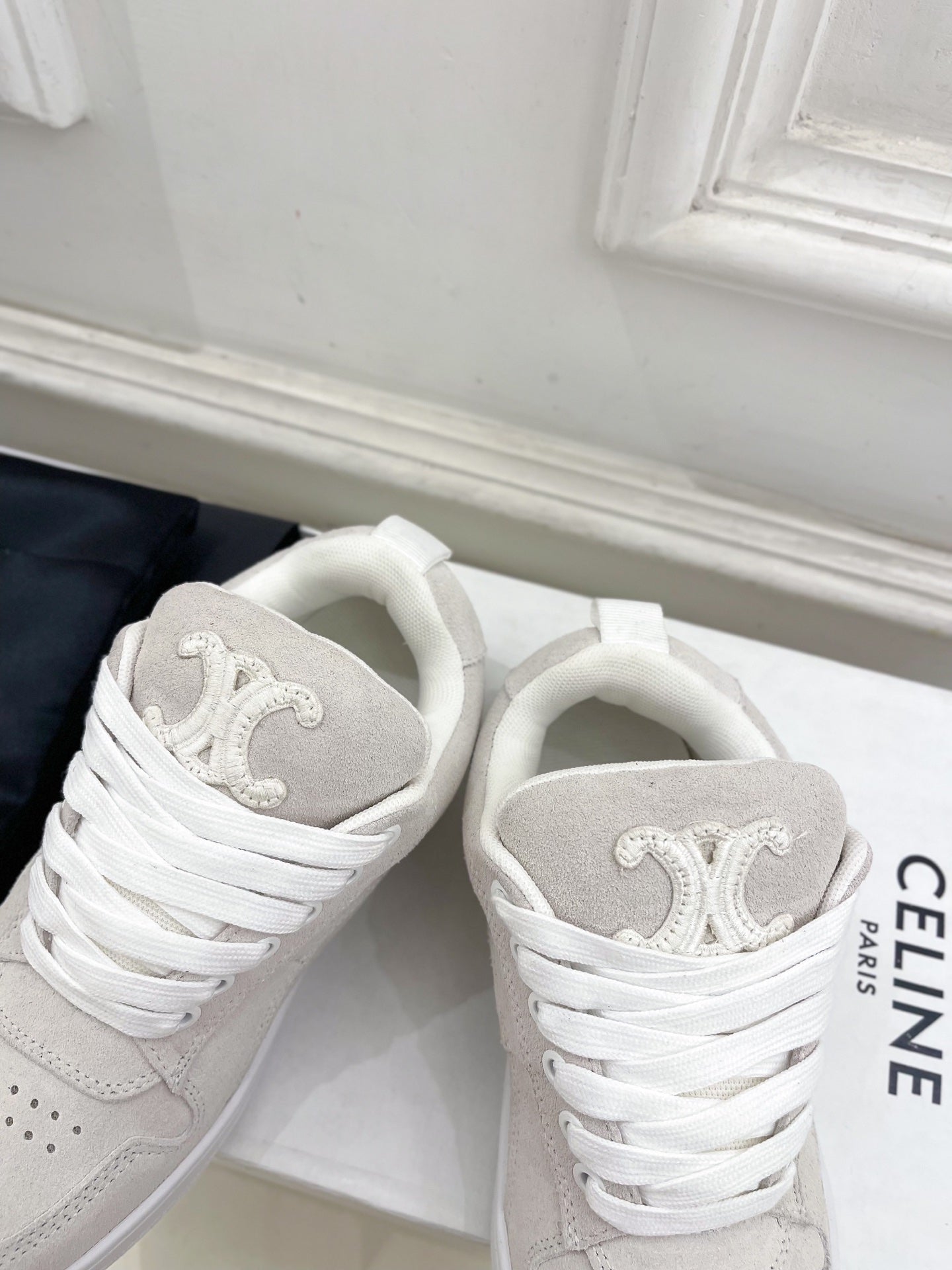 HUNTINGTON LOW LACE-UP SNEAKER IN PALE GRAY SUEDE AND MESH