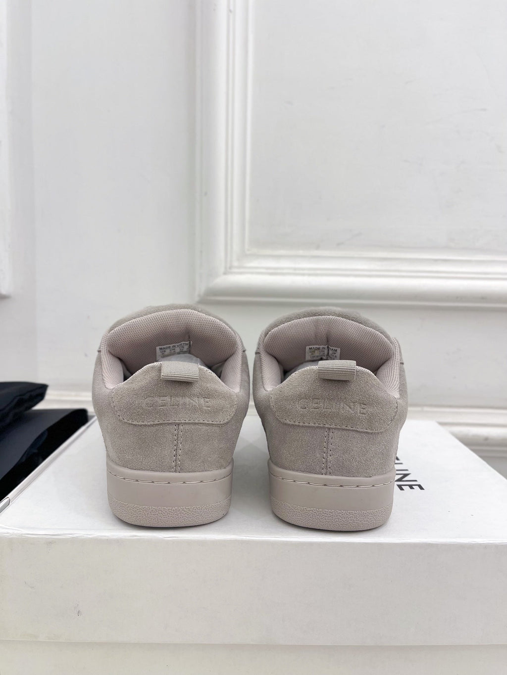 HUNTINGTON LOW LACE-UP SNEAKER IN PASTEL GRAY SUEDE AND MESH