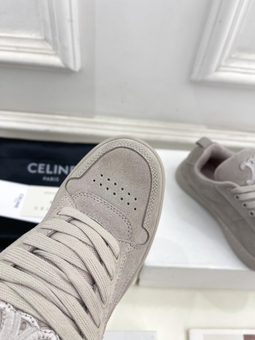 HUNTINGTON LOW LACE-UP SNEAKER IN PASTEL GRAY SUEDE AND MESH